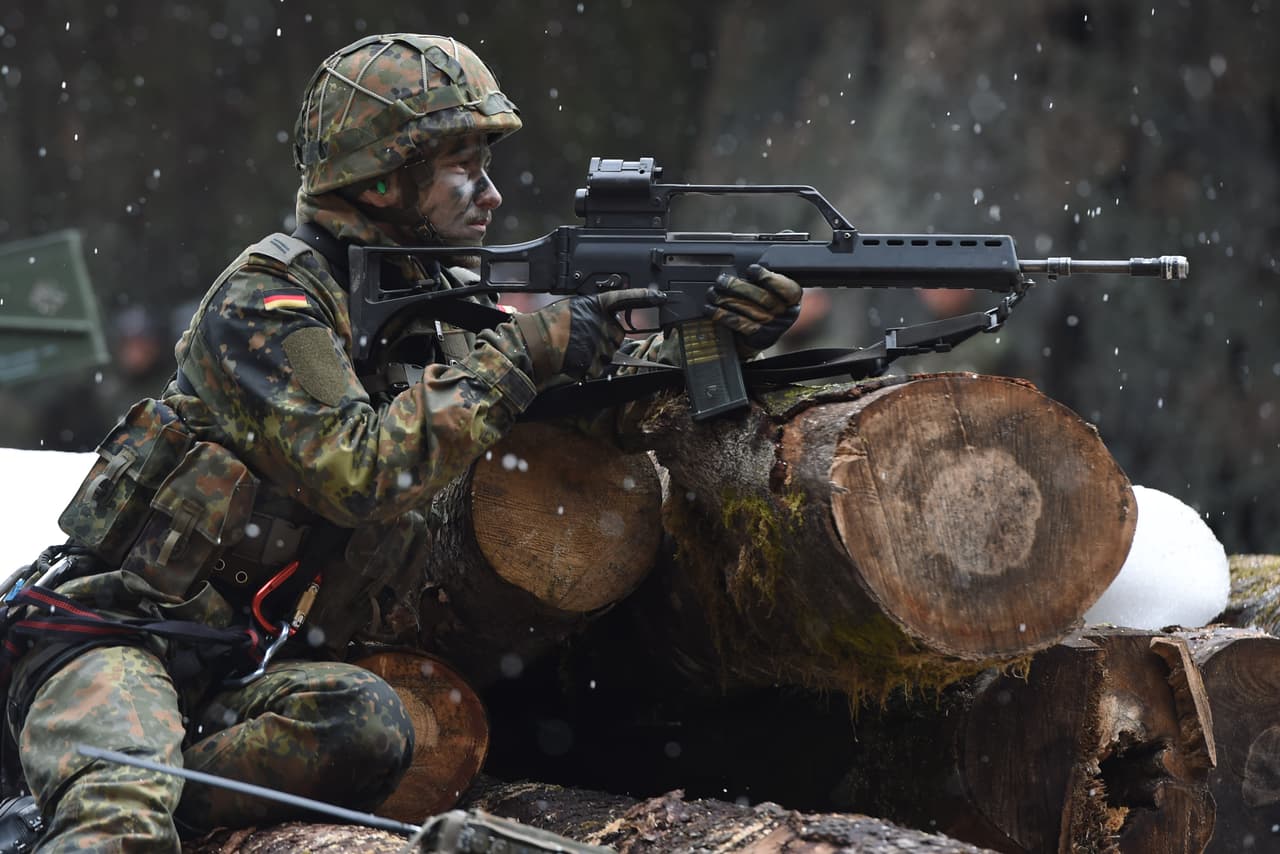 <b>Puesto 10. Alemania.</b> De los aproimadamente 80,000,000 de alemanes, 208,641 son militares, entre activos y reservistas. Cuenta con 613 aeronaves, 900 tanques, 81 buques (de los que 6 son submarinos). Su 
<i>Powerindex</i> es de 0.2097 puntos.