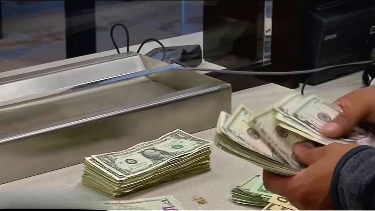 Remesas en problemas: el dólar rinde menos con el regreso del superpeso