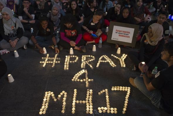 También hubo quienes se solidarizaron por medio de rezos y mensajes creados con velas.