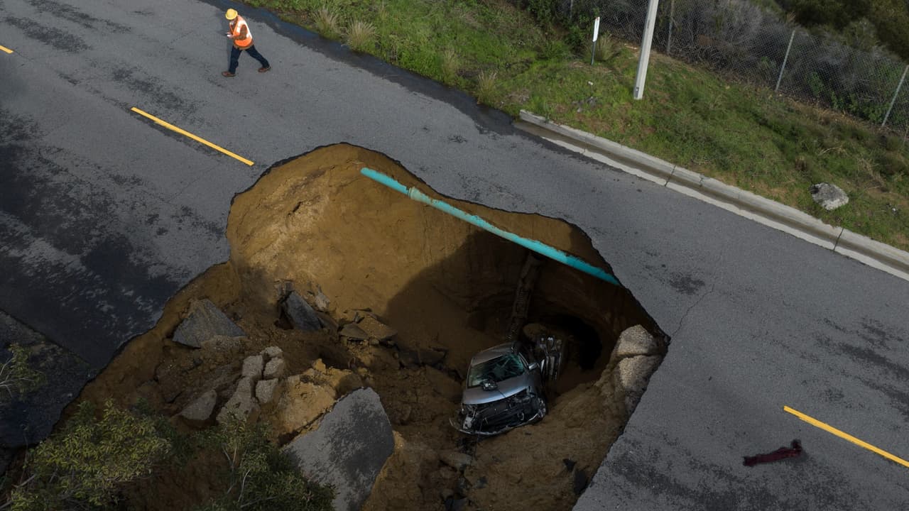 Quién paga si tu automóvil se daña con un bache o cae a un socavón; aquí te explicamos