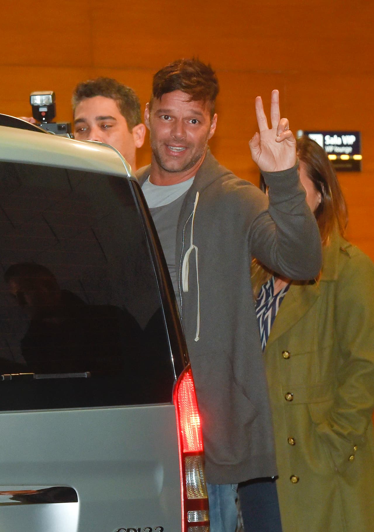 Ricky saludó a la multitud que lo esperaba en la capital argentina.
