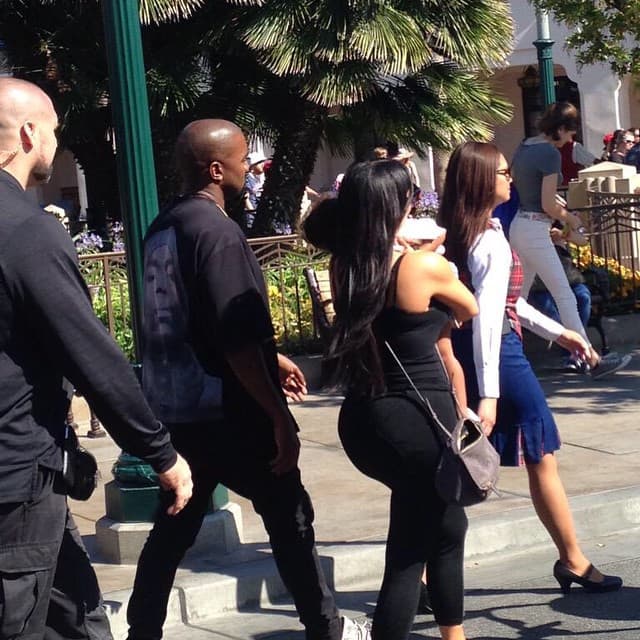 La pequeña se paseó por el parque en ropa muy cómoda, al igual que mamá y el resto de los invitados.