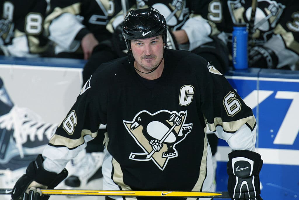 <b>Mario Lemieux</b>. Para muchos es el mejor jugador de hockey de todos los tiempos. Mario Lemieux de alguna manera logró hacerlo todo mientras tenía que luchar contra el cáncer. Tal como estaba, Lemieux fue a menudo obstaculizado por una devastadora lesión en la espalda que lo atormentó durante la mayor parte de su carrera. Lemieux anunció su diagnóstico de cáncer a mediados de la temporada de 1992, pero regresó el mismo año (de alguna manera jugando el mismo día de su última sesión de quimio), y guió a los Pittsburgh Penguins a los Playoffs con 17 victorias consecutivas para terminar la temporada, mientras también recuperó el liderato de puntuación y ganando el trofeo Art Ross. Lemieux podría haber sido considerado como un jugador temible en el hielo, pero fue la máxima inspiración para muchos.