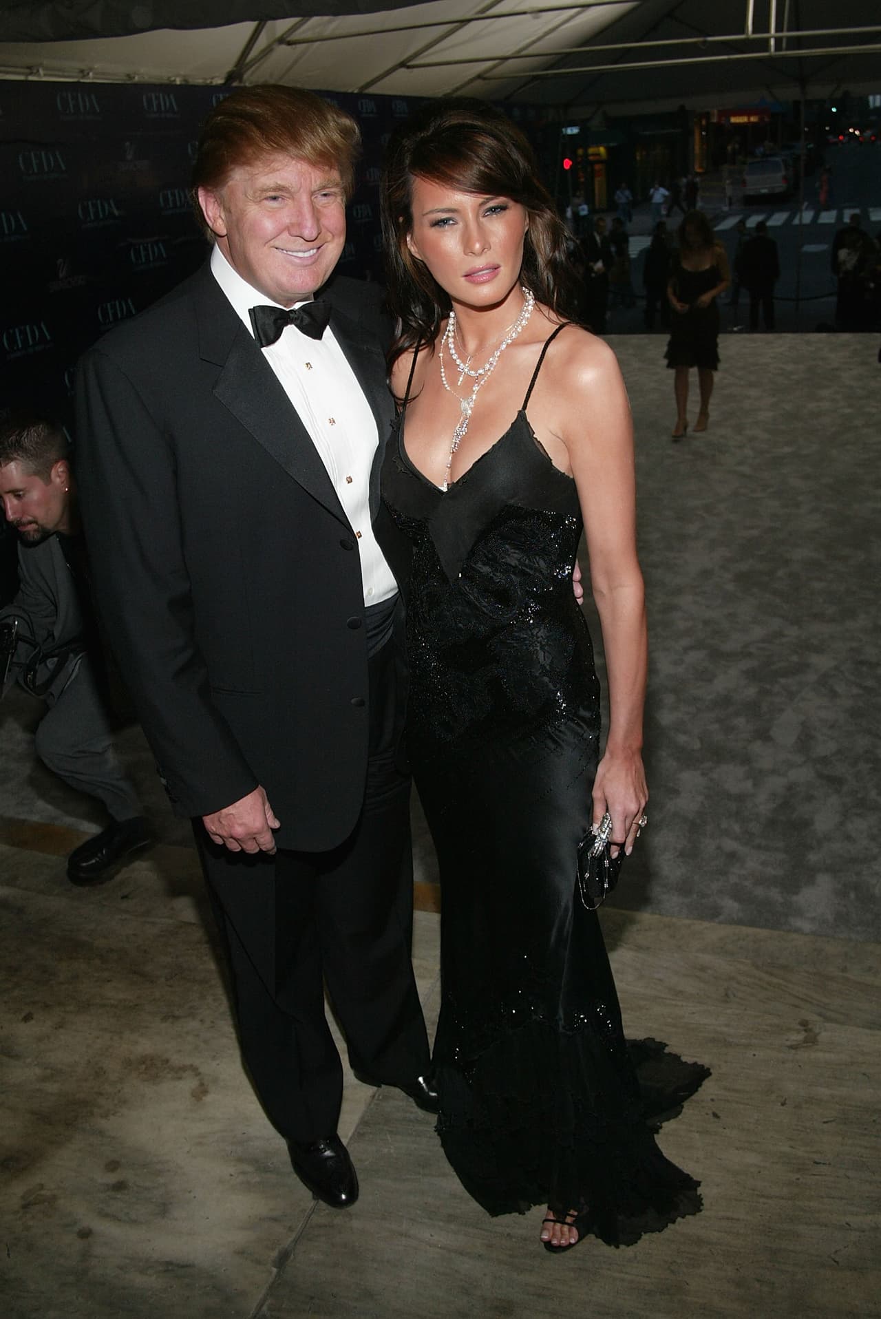 Quien le haya seguido la pista recientemente al estilo de Melania Trump notará que los escotes en forma de triángulo, tan predominantes en su armario hace unos años, han dado paso a vestidos mucho más recatados, de cuellos redondos o tipo bandeja que están lejos de esa sensualidad tan suya en otras épocas.