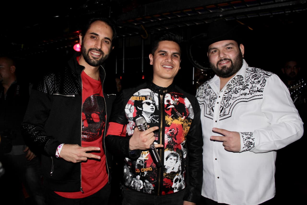 Mientras que en tras bastidores,
<b><a href="https://www.univision.com/temas/regulo-caro">Regulo Caro</a></b> esperaba su turno, mientras
<b><a href="https://www.univision.com/temas/el-compa-ivan">El Compa Ivan</a></b> y
<b><a href="https://www.univision.com/temas/el-tambochi">El Tambochi</a></b> no perdían la oportunidad de tomarse un ‘selfie’ con el.
<br>