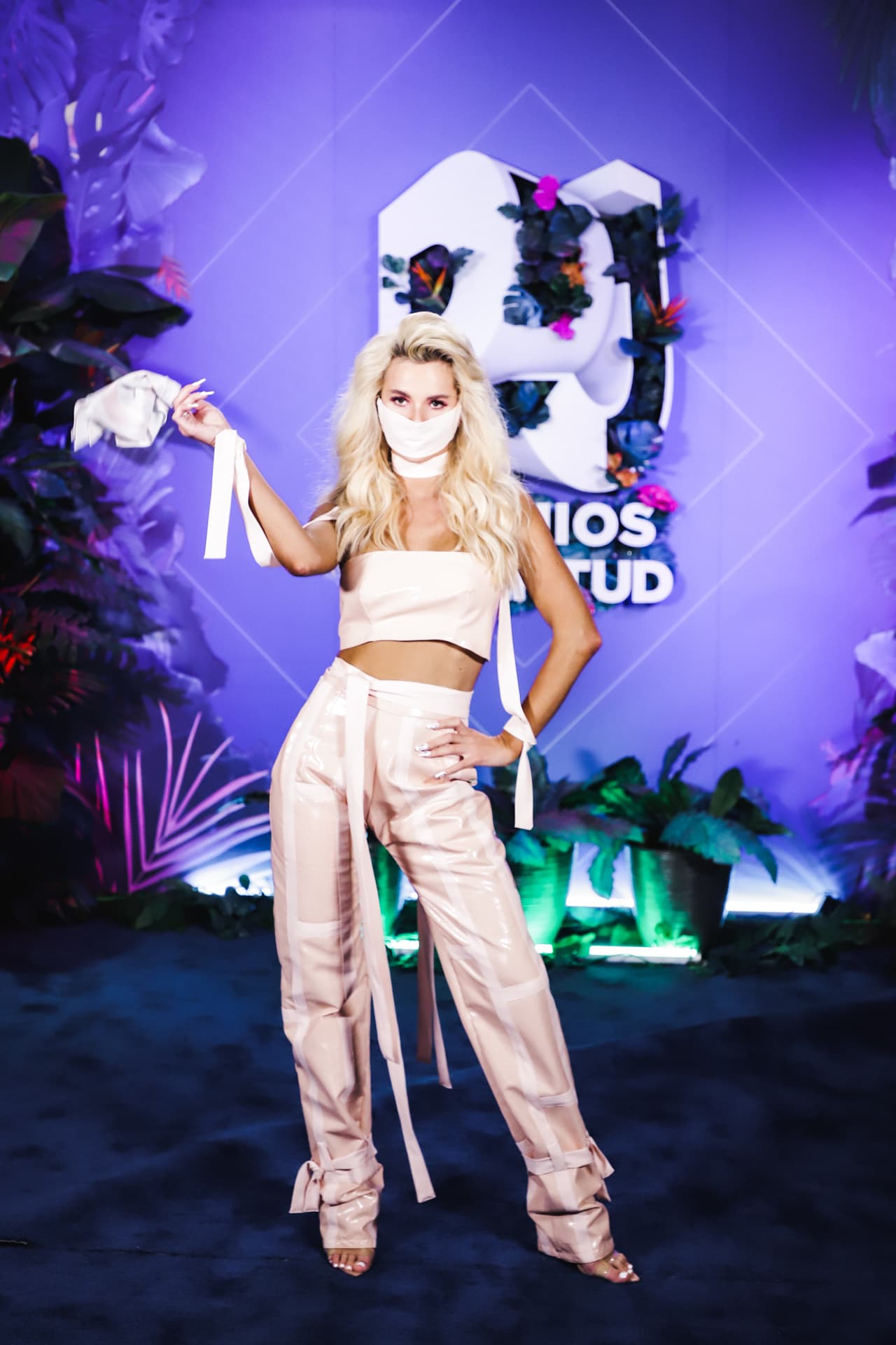 Su conjunto de pantalón y top rindió homenaje al estilo urbano, que sigue invadiendo el fashion street.