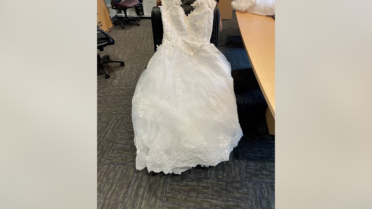 "Perdiste tu traje de novia": Autoridades encuentran un vestido de novia en una carretera en Frisco 
