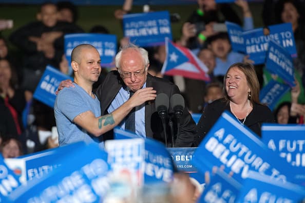 Bernie Sanders da grito de guerra en El Bronx