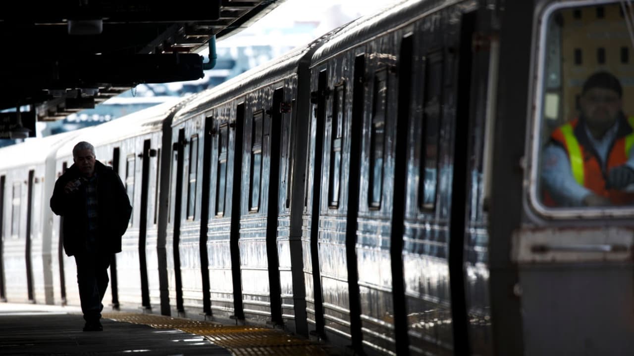 MTA aprueba histórico plan multimillonario y honran a dos héroes hispanos en El Bronx