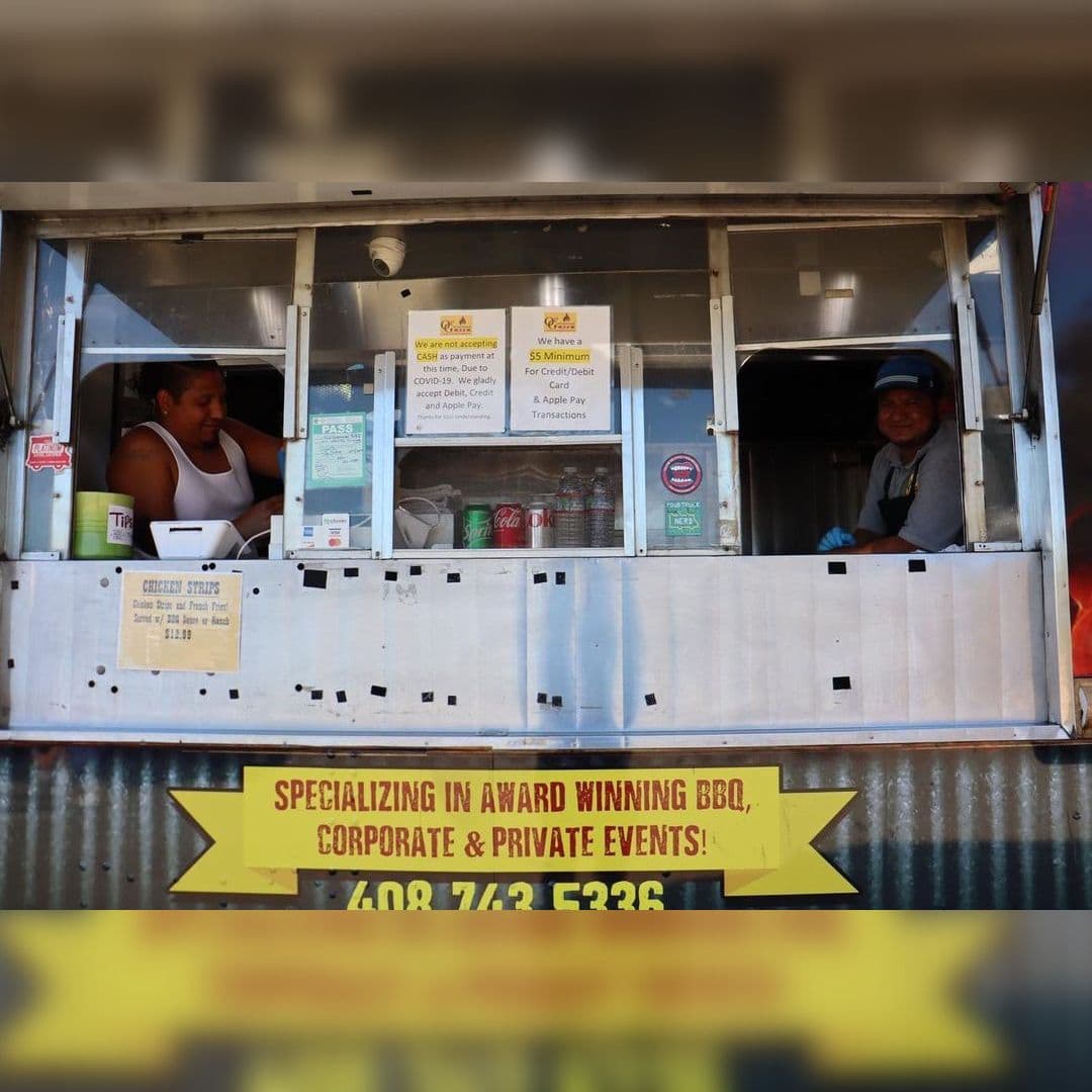 Allí se dan cita todo tipo de comerciantes y podrás encontrar desde camiones de comida hasta prendas y artesanías mexicanas.