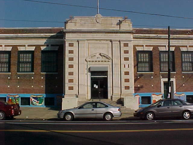 <b>Wyoming Library</b>
<br>231 East Wyoming Avenue
<br>Philadelphia, PA 19120-4439
<br>
<br>La 
<a href="https://libwww.freelibrary.org/locations/wyoming-library" target="_blank">biblioteca de Wyoming</a> sirve al área de Feltonville, que se conoció como "Wyoming Villa" o "Wyoming Valley" alrededor de 1890. En la inauguración del 29 de octubre de 1930, el director John Ashhurst promocionó a Wyoming como un edificio verdaderamente a prueba de incendios, construido con acero y hormigón. Para 1935, la sucursal de Wyoming se había convertido en la meca de la actividad de niños y adolescentes, tanto que entre las 7:30 p. m. y las 9:15 p. m., hasta 650 estudiantes de secundaria visitaron la sucursal para investigar, tomar prestados libros y andar. La biblioteca se renovó en 1999.
<br>