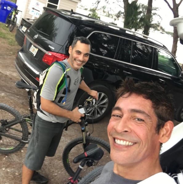 Con su amigo Ricky Navarro, Johnny Lozada se alista para otro día de aventura sobre ruedas.