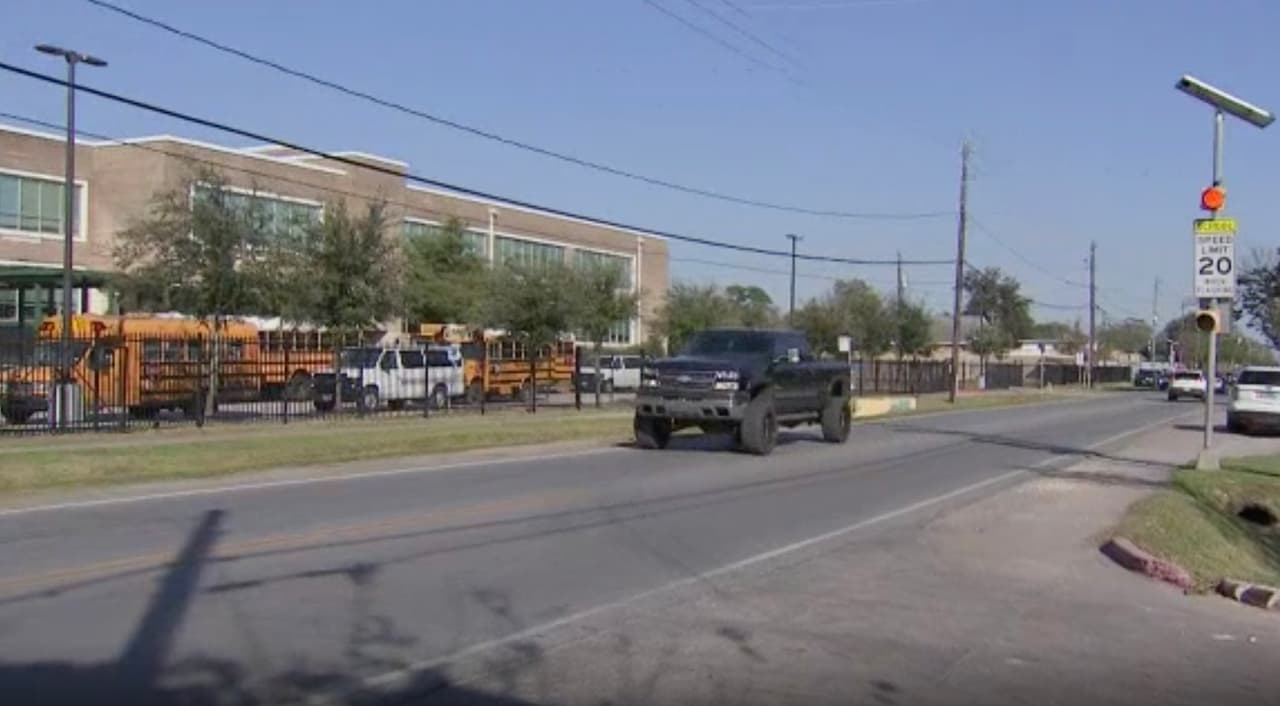 La madre de la adolescente, Jaime Collier, afirma que ha buscado comunicarse con el Distrito Escolar Independiente de Houston 
<b><a href="https://www.univision.com/temas/hisd">(HISD</a></b>), pero que no lo ha logrado.