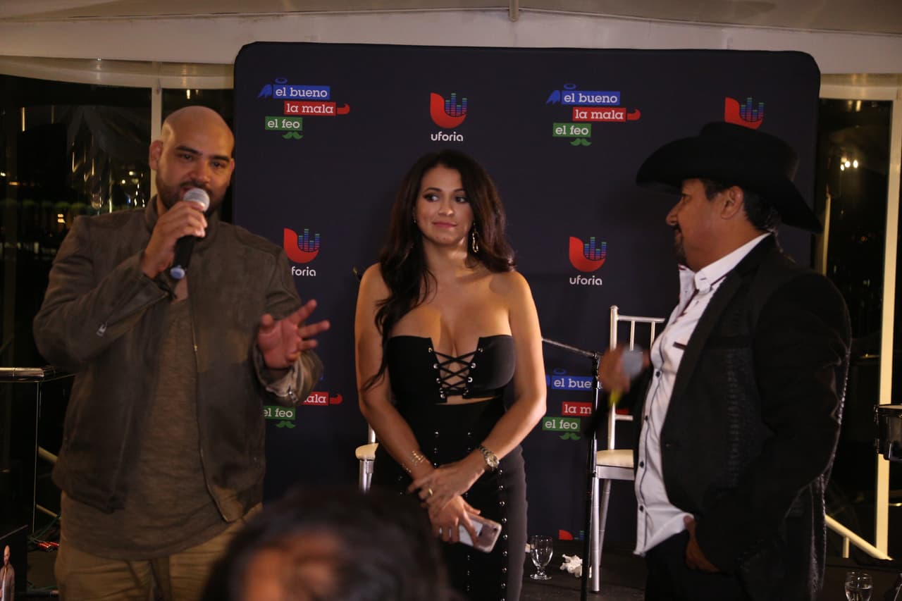 <b><a href="https://www.facebook.com/RaulElPelon/?fref=ts">Raúl 'El Pelón'</a></b>, 
<b><a href="https://www.facebook.com/carlamedranoo/?fref=ts">Carla Medrano </a></b>y 
<b><a href="https://www.facebook.com/andresmaldonadoelfeo/?fref=ts">El Feo</a></b> premiaron a sus oyentes con una noche inolvidable al lado de 
<b><a href="https://www.facebook.com/Calibre50Musica/?fref=ts">Calibre 50</a></b> en un bote privado.