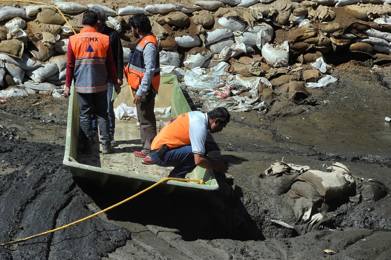 Las autoridades dijeron que solo se afectó uno de los canales que componen la reserva de Xochimilco, el resto opera con normalidad.