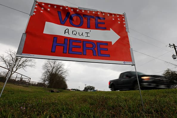 <b>Verificación de registro de votantes: </b>
<br>
<br>Para verificar si ya está registrado para votar en el condado de Bexar y para encontrar su lugar de votación, utilice la 
<a href="https://www.bexar.org/2229/Voter-Registration-Check-Polling-Locatio" target="_blank">herramienta de búsqueda de verificación de registro de votantes en línea disponible aquí</a>: 
<a href="https://www.bexar.org/2229/Voter-Registration-Check-Polling-Locatio">https://www.bexar.org/2229/Voter-Registration-Check-Polling-Locatio</a>