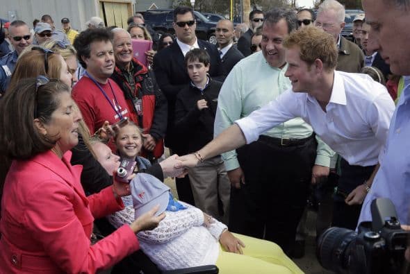 Durante el recorrido, Enrique saludó a un grupo de estudiantes y a obreros de la construcción que trabajan en las tareas de recuperación de la zona, detalló el diario Star Ledger.