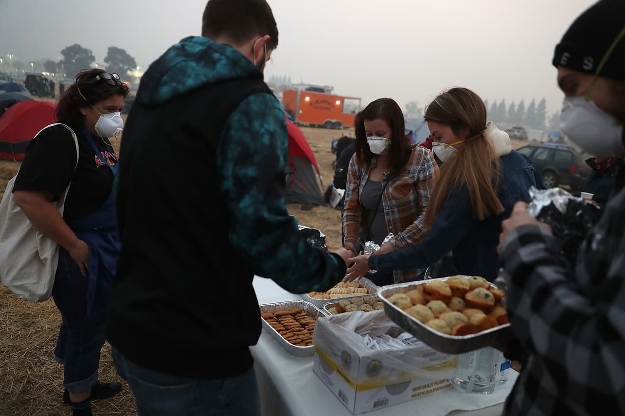 Voluntarios han llevado alimentos al estacionamiento de Walmart en Chico. El fuego comenzó en la mañana del 8 de noviembre y se esparció de forma incontrolable durante el día destruyendo más de 11,000 casas y negocios.
