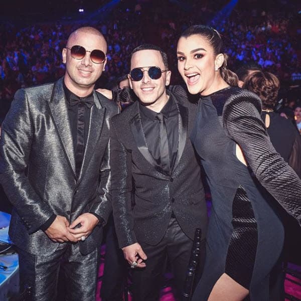 Aquí la vemos en Premios Lo Nuestro 2018 al lado de Wisin y Yandel.
<br>