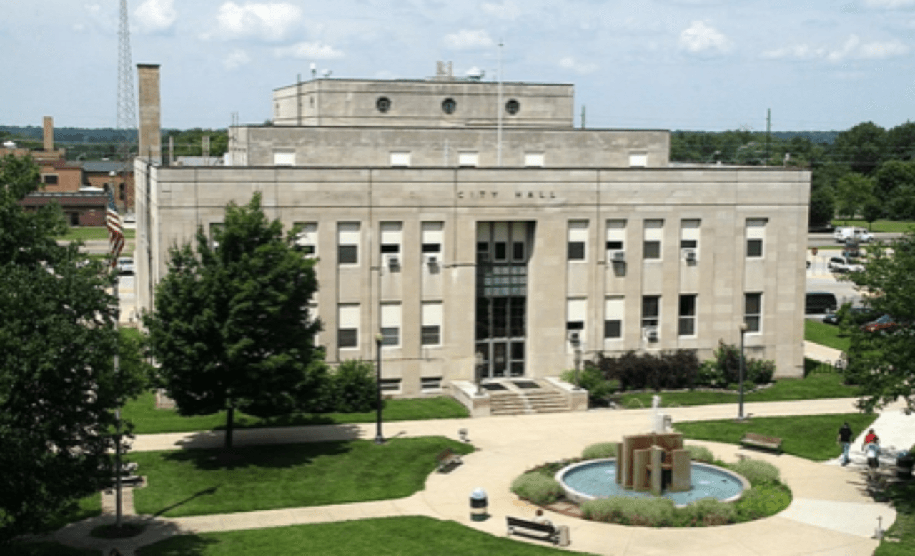<h3 class="cms-H3-H3">24. Terre Haute, Indiana</h3>
<br>
<br>💵
<b>Tasa de pobreza concentrada:</b> 23.1%
<br>
<br>💵
<b> Tasa de pobreza en general: </b>16.0%
<br>
<br>💵
<b>Barrios en extrema pobreza: </b>6 de 55.
<br>
<br>💵
<b>Ingreso promedio por hogar:</b> $33,694 en barrios pobres, $67,726 en el resto.
<br>