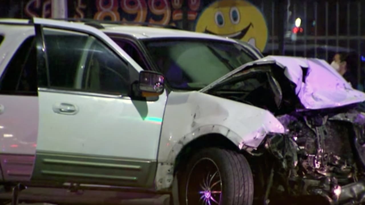 Una SUV que transitaba por la misma área llegó a la misma intersección y no frenó, impactando el vehículo con una conductora y sus dos bebés mellizos de 3 años.