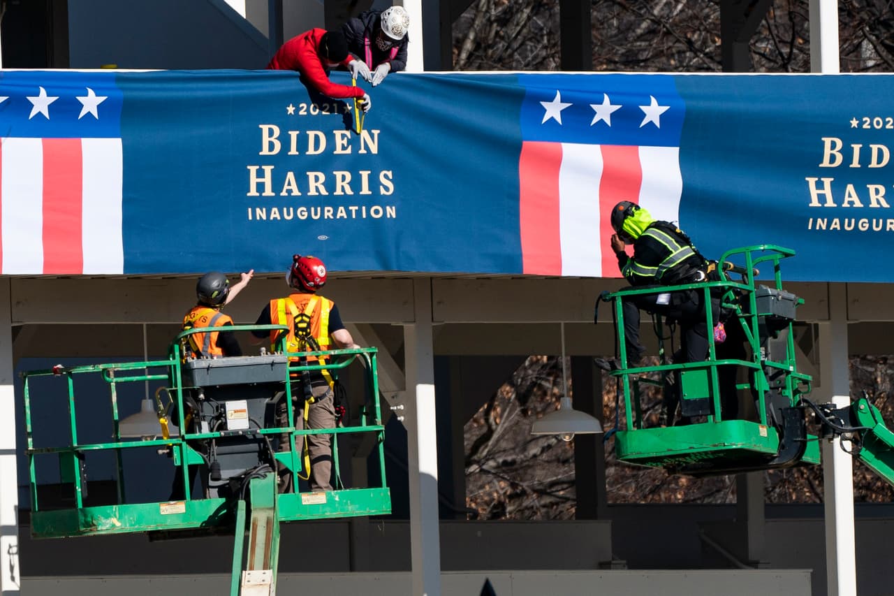 Desde el jueves 14 de enero se han visto trabajadores colocando los ornamentos que servirán de telón de fondo a la toma de posesión de Joe Biden y Kamala Harris. Unos 20,000 soldados de la Guardia Nacional custodiarán la toma de posesión. 
<br>