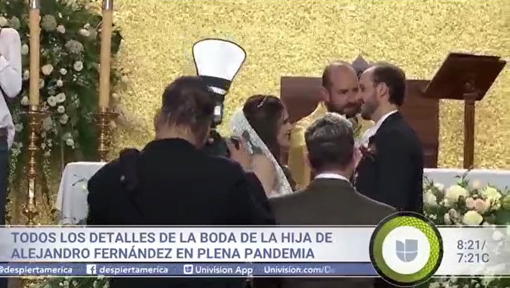La boda fue blanco de fuertes críticas por diferentes motivos. Uno fue que
<b><a href="https://www.univision.com/noticias/salud/mapa-actualizado-del-coronavirus-cifras-de-casos-confirmados-y-fallecidos" target="_blank">se realizó en plena pandemia</a> </b>de coronavirus. Algunos consideraron que eso implicaba un riesgo sanitario. De hecho, don Vicente Fernández no asistió en el afán de protegerse, según pudo saber
<b><a href="https://www.univision.com/shows/despierta-america" target="_blank">Despierta América. </a></b>
<br>