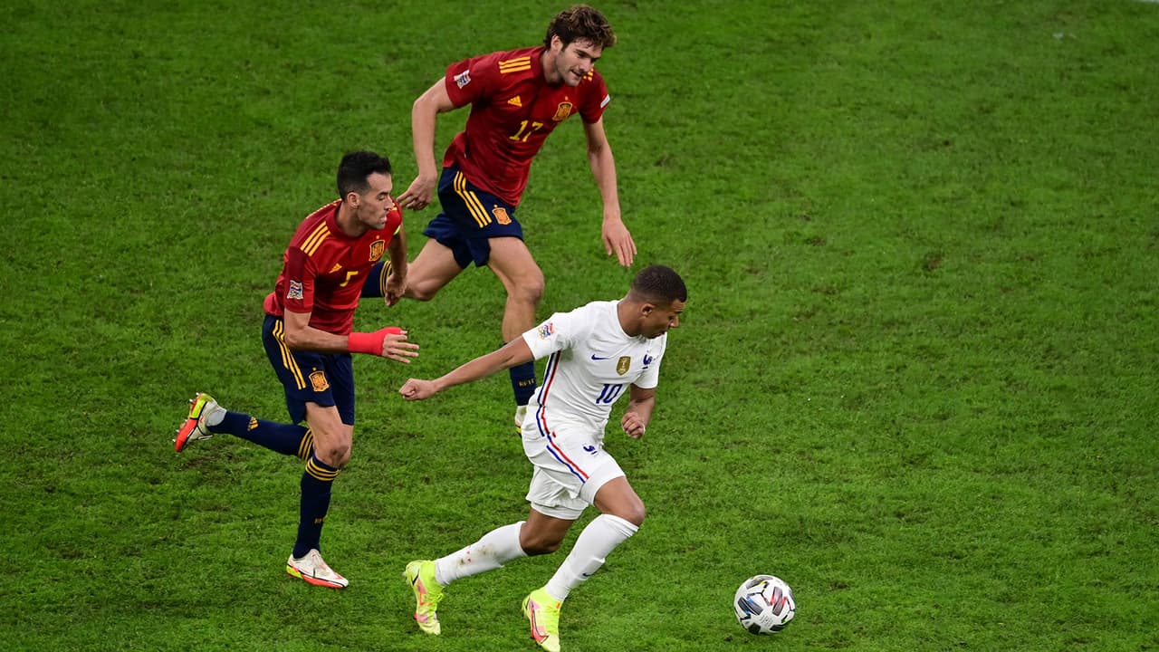 Busquets y  Oyarzábal ven claro fuera de lugar de Mbappé