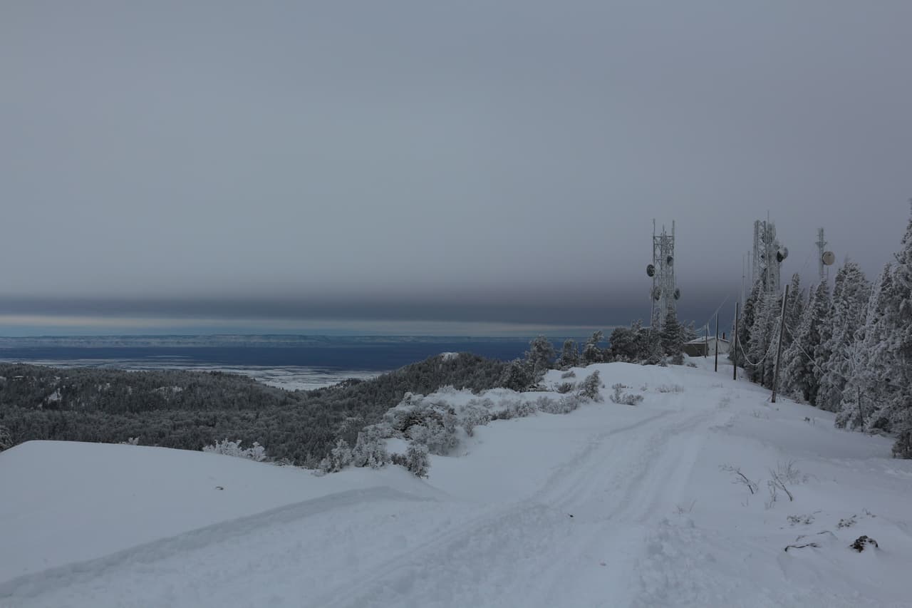 Las fuertes tormentas de nieve de la semana pasada en el norte de Arizona amenazaron con cortar las comunicaciones de radio para muchos de los equipos de respuesta que experimenaron dificultades técnicas como resultado de fuertes nevadas.
