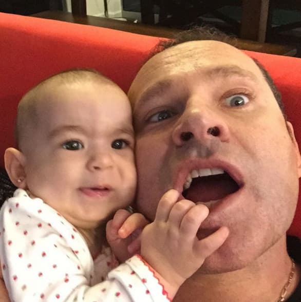 Michelle y su papi son muy juguetones.