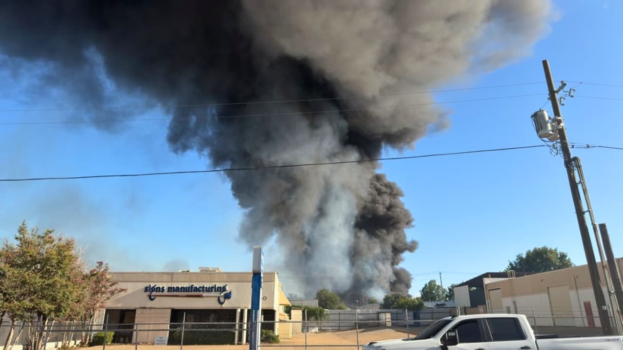 <h3 class="cms-H3-H3">El fuego creció y alcanzó una estructura</h3> El Departamento de Bomberos y Rescate de Dallas informó que 
<b>las llamas se extendieron y comenzaron a acercarse a una comunidad ubicada en la zona. </b>
<br>Al menos una estructura 
<b>fue alcanzada por el fuego. </b>
<br>Hasta ahora, las autoridades no han confirmado si se trata de una vivienda, un edificio u otro tipo de construcción, 
<b>ni han informado sobre el alcance de los daños. </b>
<br>Tampoco se ha dado a conocer 
<b>cuánto terreno ha consumido el incendio o qué pudo haberlo provocado.</b>