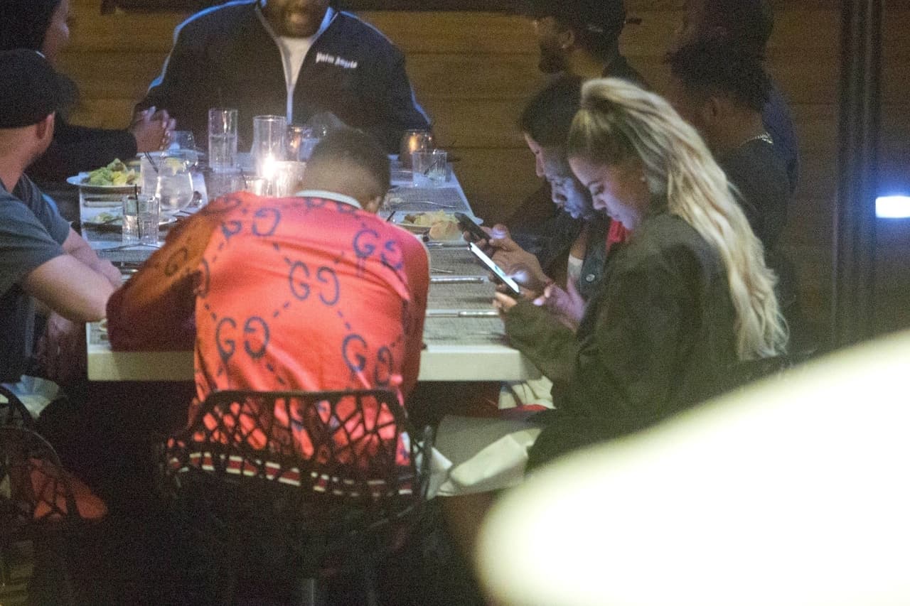 La tercera de la familia Kardashian-Jener, harta, explotó contra el medio y publicó a través de 
<b><a href="https://twitter.com/khloekardashian?lang=en">Twitter</a></b> : "
<b>Ustedes inventan lo que sea</b>. De hecho, tuve una gran noche".