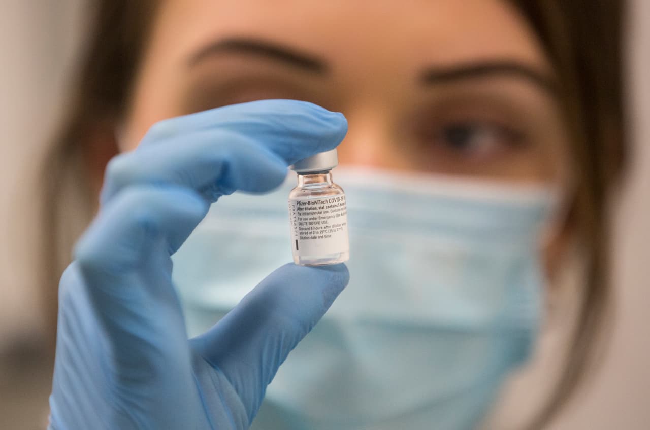 El frasco de la vacuna contra el covid-19 de Pfizer-BioNTech que comenzó a administrarse en Reino Unido. La vacuna superó exhaustivos controles y revisiones independientes de ese país, más rápido que la FDA estadounidense que esta semana podría aprobar su uso de emergencia.
<br>