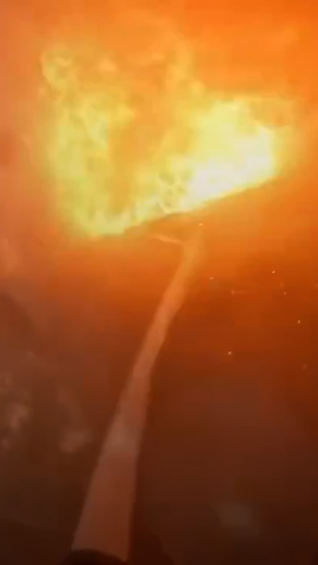 Bomberos logran controlar un incendio en el garaje de una vivienda en Stockton, California