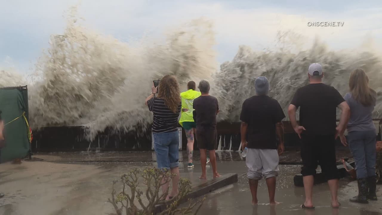 El fuerte oleaje golpeó con intensidad las playas del sur de California, provocando el avance del agua hacia zonas cercanas a viviendas, calles y espacios públicos. Las autoridades mantienen advertencias ante las condiciones peligrosas en la costa.