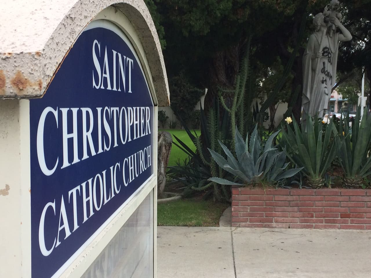La iglesia católica St. Christopher en West Covina fue víctima de vandalismo el sábado 25 de febrero.