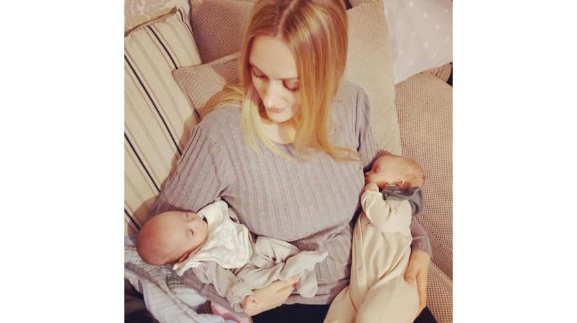 Rebecca Roberts con sus hijos Noah (izquierda) y Rosalie (derecha) en el hospital.