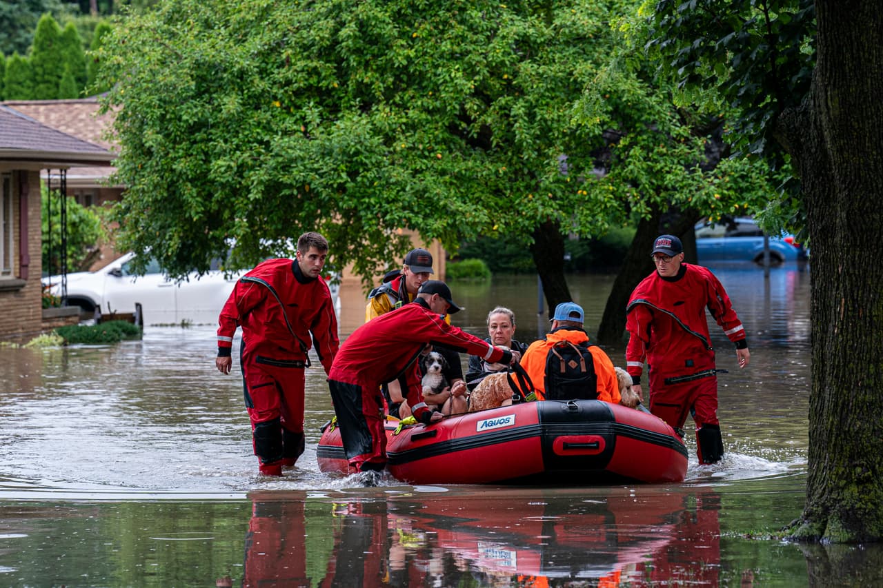 Debido a la fuerza de las lluvias y las inundaciones, 
<b>cerca de 18,000 clientes de la empresa WE Energies en el sureste de Wisconsin</b> se quedaron sin electricidad el domingo por la noche. Además, varios conductores tuvieron que abandonar sus vehículos que quedaron varados en carreteras anegadas.