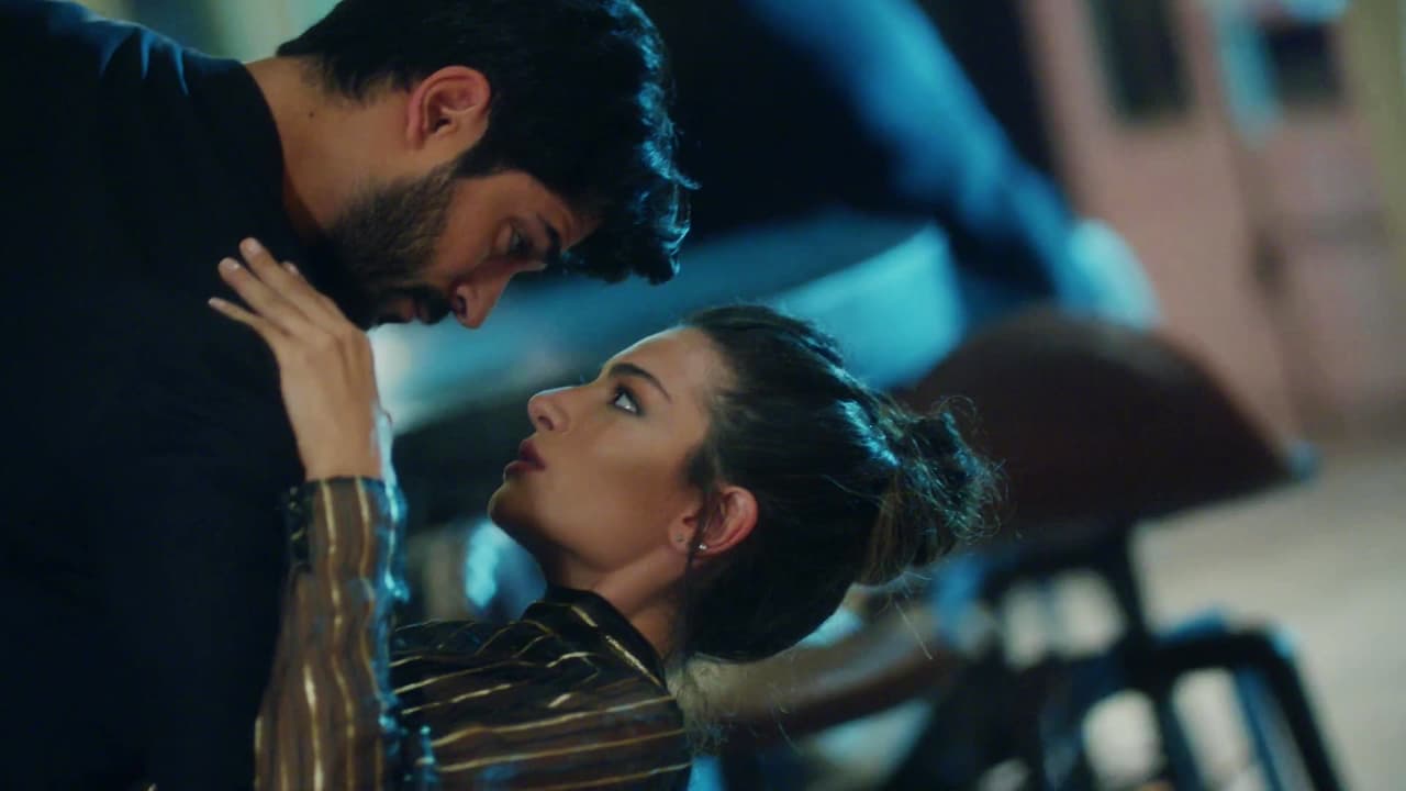 Luego de recuperar su libertad por las heridas que recibió Emir, Kemal sufrió un gran golpe al enterarse de que 
<b>Asu</b> le había vendido a su rival parte de las acciones de su empresa. Kemal le advirtió que no le perdonaría una nueva traición.