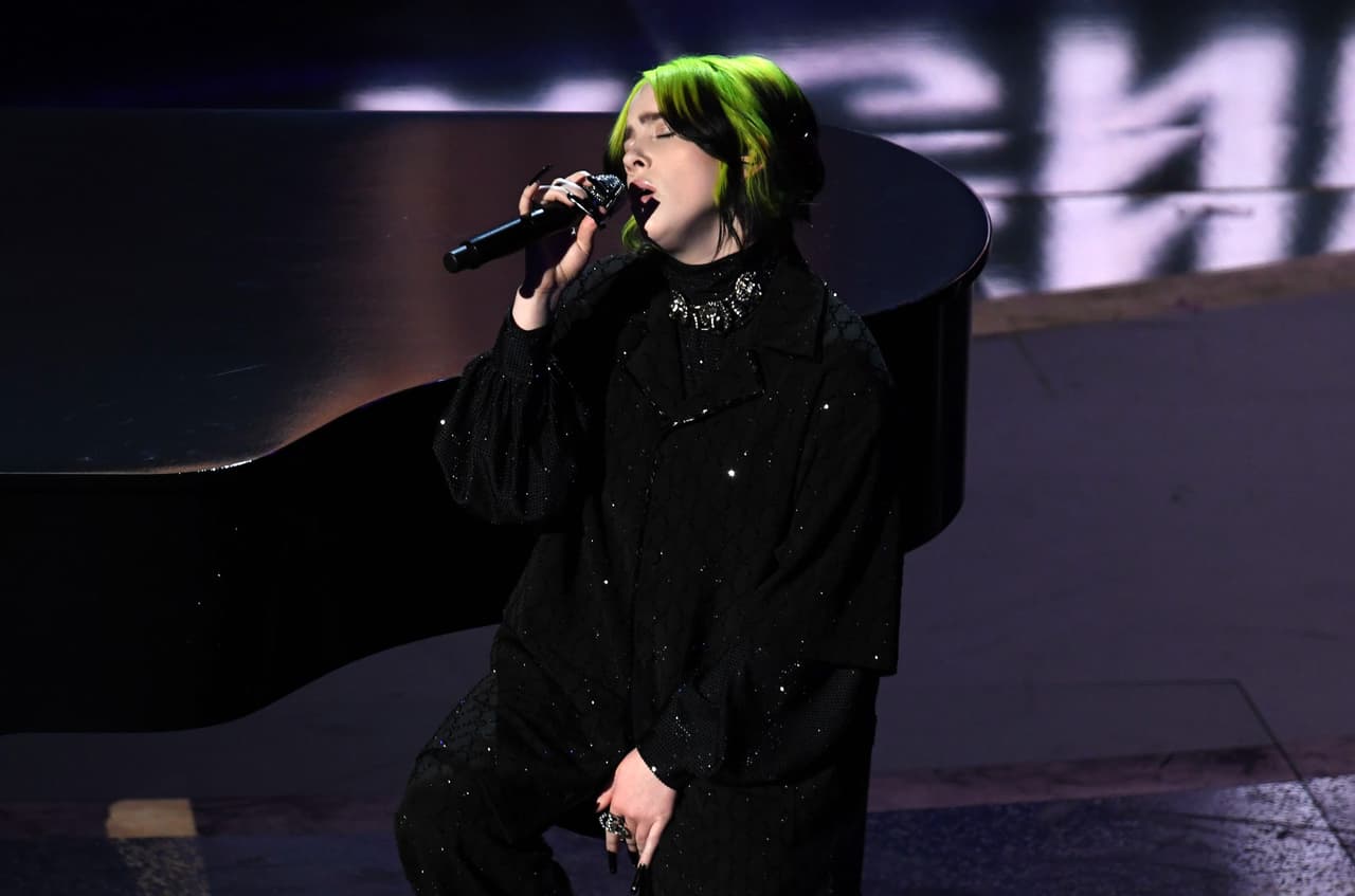 Minutos después de que el homenaje fue transmitido en vivo, con el acompañamiento de la cantante
<b><a href="https://www.youtube.com/watch?v=FKmqtaxIS3Y" target="_blank">Billie Eilish interpretando 'Yesterday'</a></b> de The Beatles, algunos usuarios de redes sociales y medios de comunicación notaron dos notables ausencias entre las celebridades recordadas.
<br>