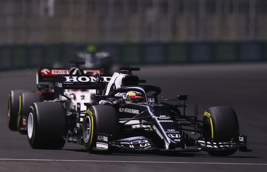 Una carrera demasiado accidentada donde Lewis Hamilton se lleva la victoria en la penúltima carrera del año. Max Verstappen de Red Bull se lleva la segunda posición y Valteri Bottas rebasó a Ocon en los últimos metros, quedando en tercera posición en el Gran Premio de Arabia Saudita; Sergio Pérez quedó fuera de la carrera tras un choque con Leclerc.