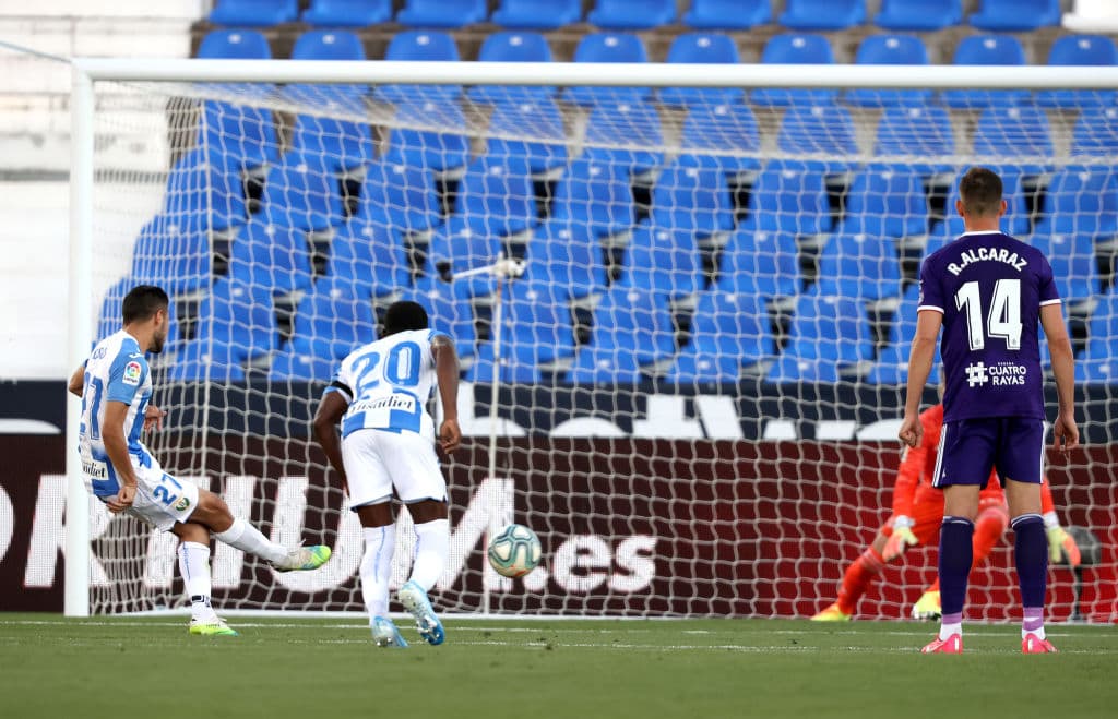 Óscar Rodríguez es el encargado de patear desde los 11 pasos para acortar la distancia y poner el marcador 1-2.