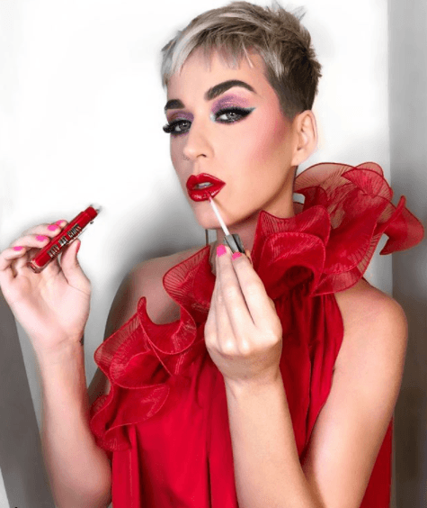La cantante Katy Perry se unió a Cover Girl para lanzar una colección de labiales en noviembre de 2016.
