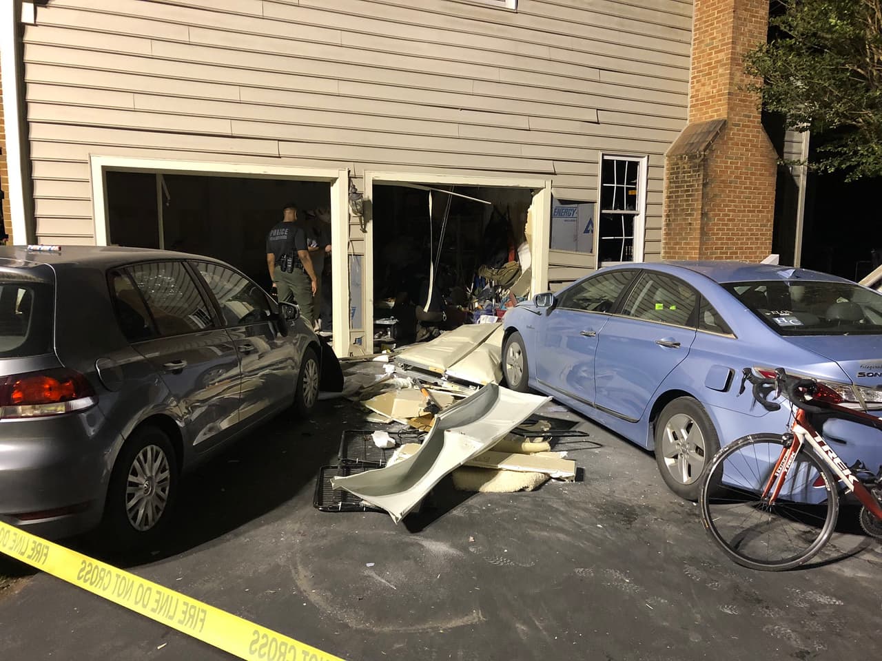 La explosión voló la puerta de un garaje adjunto y dañó autos en el camino.