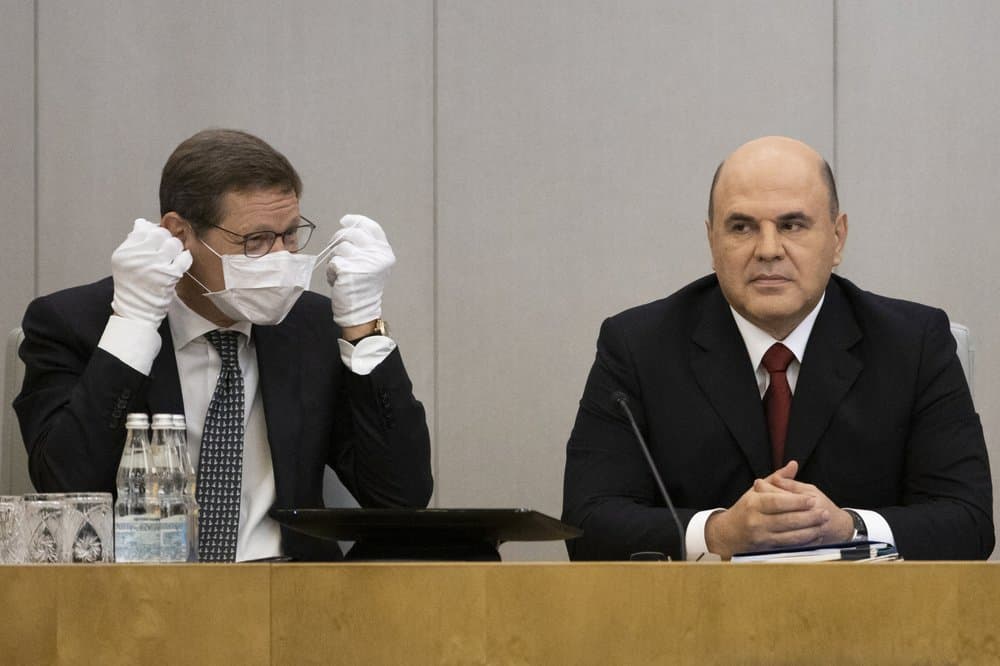 El vicepresidente de la Duma Estatal de 
<a href="https://www.univision.com/temas/rusia">Rusia</a>, Alexander Zhukov, a la izquierda, se quita la máscara
<b> mientras se sienta al lado del primer ministro ruso, Mikhail Mishustin, antes de una sesión de la Duma Estatal, la Cámara Baja del Parlamento ruso</b>, el 22 de julio de 2020.