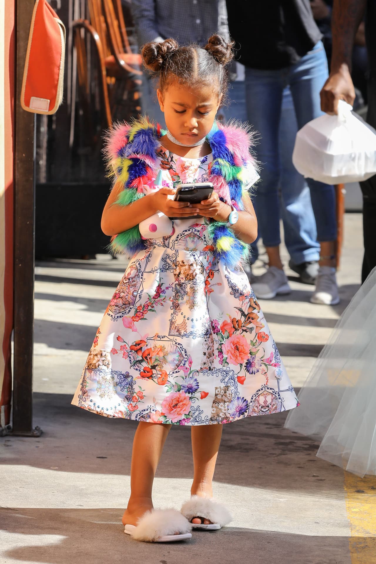 La firma italiana
<b><a href="http:/https://www.fendi.com/us/">Fendi</a></b> buscó a sus famosas mamá y abuela para que, junto con ella, protagonizaran los promocionales por el aniversario del diseño más icónico de la marca: el bolso '
<b>Peek A Boo</b>'.