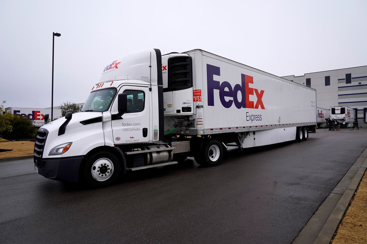Un camión de FedEx cargado con cajas de dosis de la vacuna de Moderna sale del centro de distribución de McKesson, Mississipi.