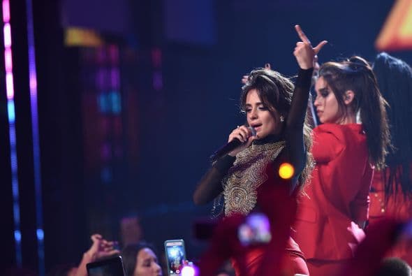 Las chicas de Fifth Harmony marcaron huella en el escenario de Premios Juventud. Ally, Normani, Dinah Jane, Camila y Lauren were simply A-MA-ZING.