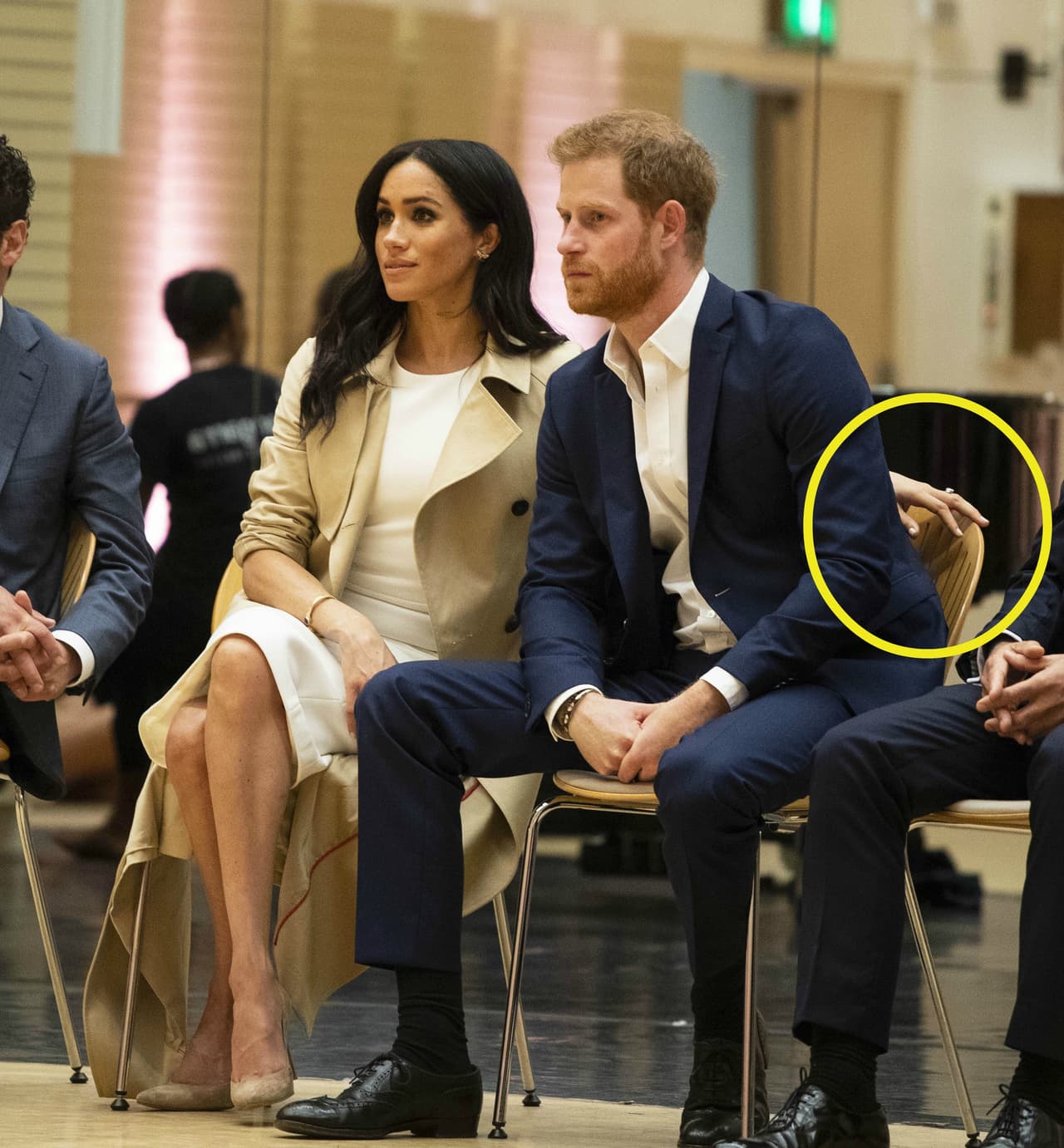 Octubre 16, 2018. Ella corresponde manteniendo su brazo detrás de Harry aún mientras están sentados,