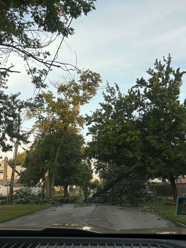 La mañana de este martes, se tiene reporte de que el lunes habrían ocurrido 
<b>más de una docena de posibles tornados</b>.